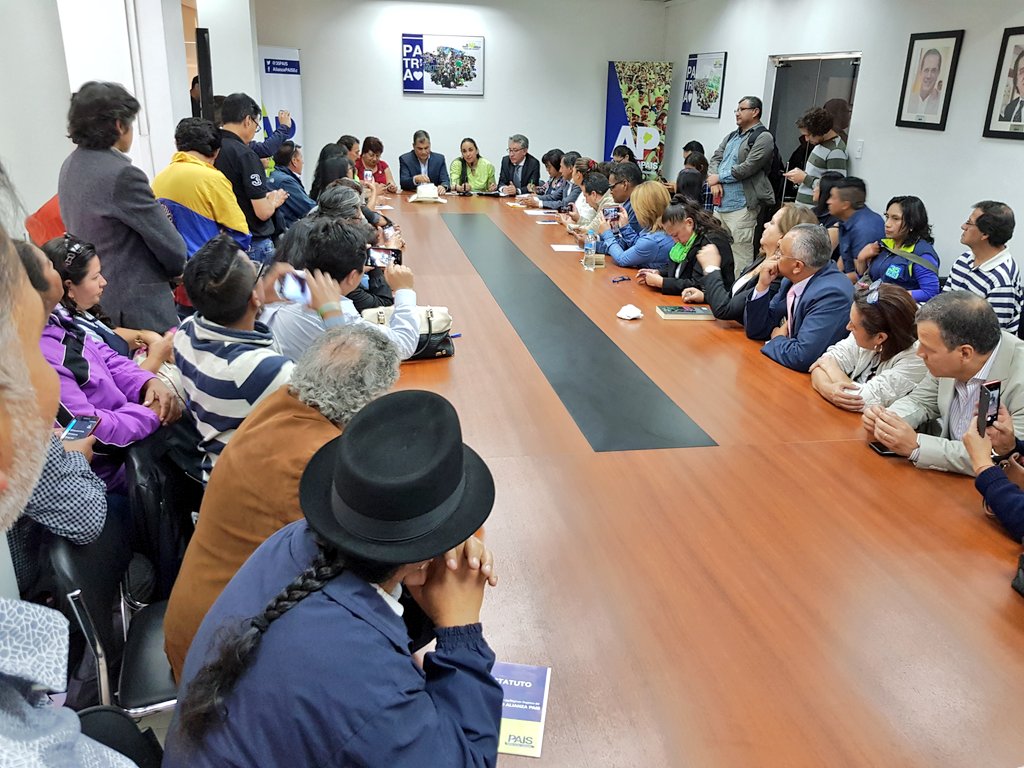 El encuentro entre el expresidente de Ecuador, Rafael Correa, y los movimientos sociales se realizó en la sede nacional del partido Alianza País.