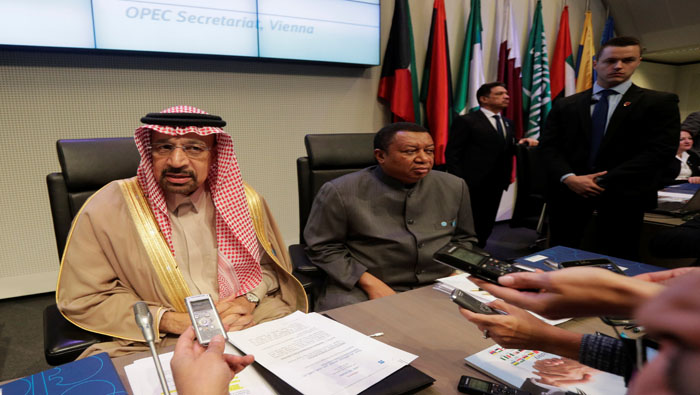 El ministro de Petróleo de Arabia Saudita, Jalid al Falih (i), en compañía del secretario general de la OPEP,  Mohammed Barkindo.