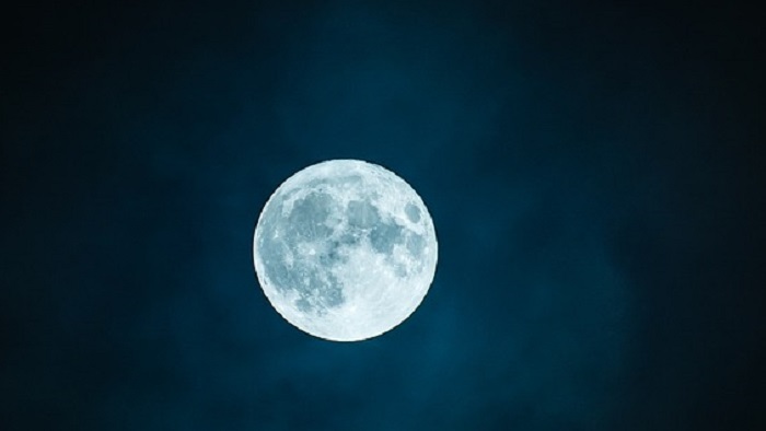 El fenómeno corresponde a dos fases y ciclos lunares de Luna llena y su transición alrededor de la Tierra.