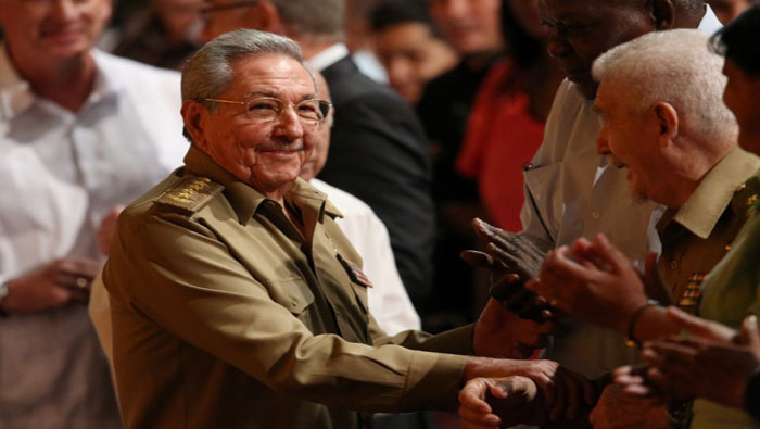 Raúl Castro (i) se despedirá tras años de prácticas revolucionarias.