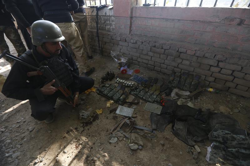 Tres granadas, dos bombas y una pistola fueron recuperadas del interior del edificio de la Dirección de Agricultura.