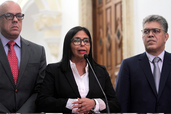 Delcy Rodríguez (c), Elías Jaua (d) y Jorge Rodríguez lideran las pláticas por parte del Ejecutivo.