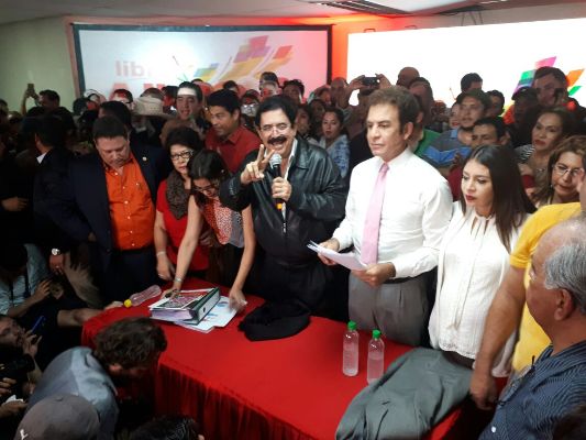 Partidarios del candidato Salvador Nasralla han acusado al TSE de fraude electoral.