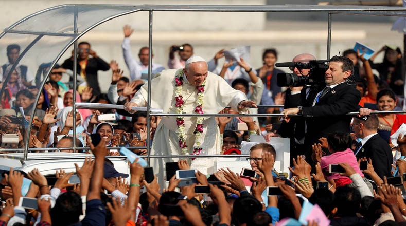 Papa Francisco saluda a rohingyas durante visita a Bangladesh
