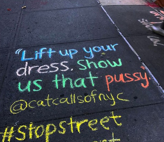Sanberg creó la cuenta en Instagram @catcallncy en la que toma fotografías de las frases ofensivas más comunes dichas por hombres en las calles, como supuestos piropos.