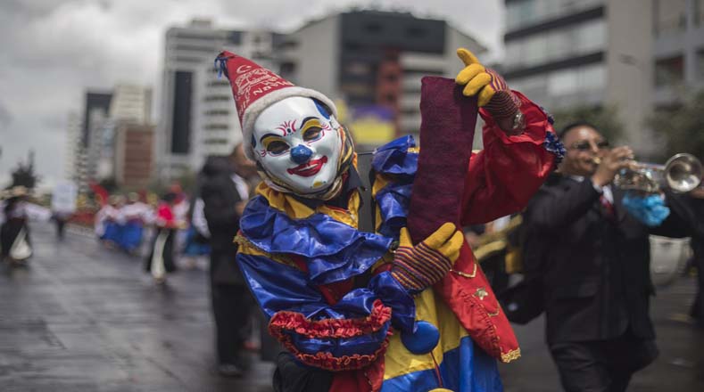 A pesar de la lluvia, las personas disfrutaron de los payasos y el colorido en las calles ecuatorianas. 
