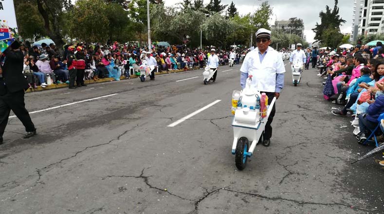 En el desfile participaron los adultos mayores y la Asociación de Poncheros de Quito, quienes compartieron su oficio con los asistentes.