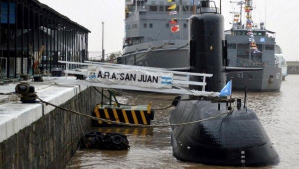 Familiares de los tripulantes exigen a Macri suspender la orden de no buscar a los 44 tripulantes con vida.