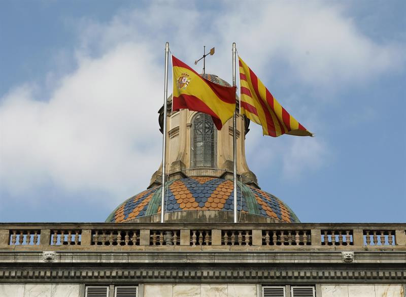 Un 32,7 por ciento de los encuestados cree que el Gobierno español debe recuperar las competencias de las autoridades regionales.