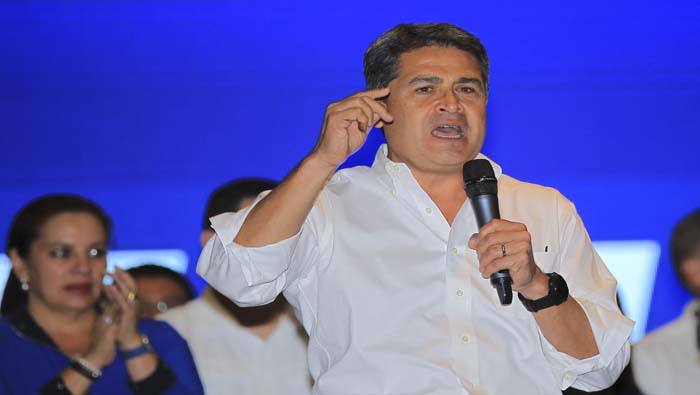 Los hondureños denuncian un supuesto fraude en los resultados electorales que favorecen a Juan Orlando Hernández.