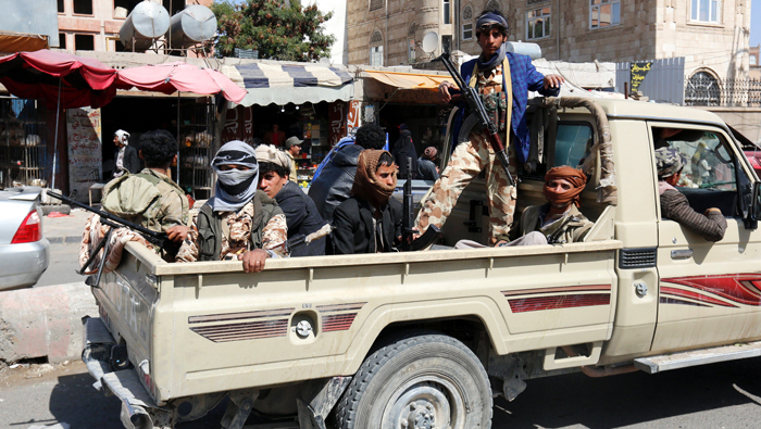Grupos armados luchan por el control de la capital yemení