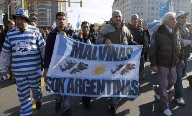 Argentines march with banner thats reads, 