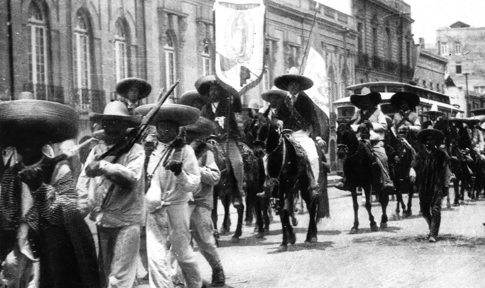 Las tropas villistas y zapatistas hicieron su entrada triunfal en Ciudad de México, luego de su alianza el 4 de diciembre de 1914.