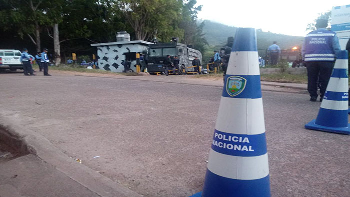 Los agentes policiales se negaron este lunes a reprimir a los ciudadanos hondureños durante el toque de queda.
