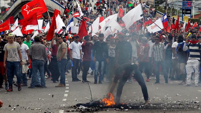 Los manifestantes hondureños tomaron las calles para denunciar que el TSE cometió fraude electoral.