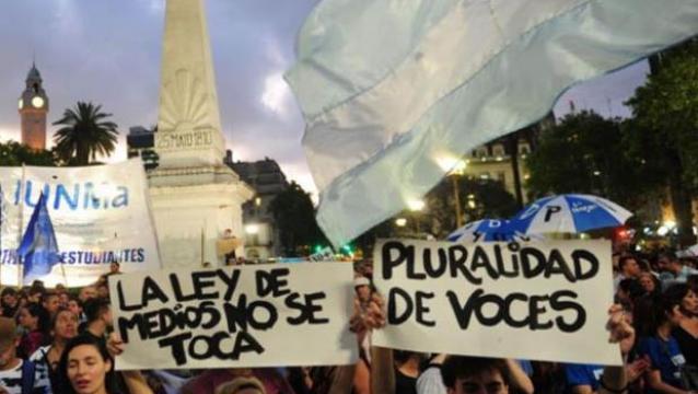Argentinos protestan contra la derrogación de la ley de medios por parte de Mauricio Macri