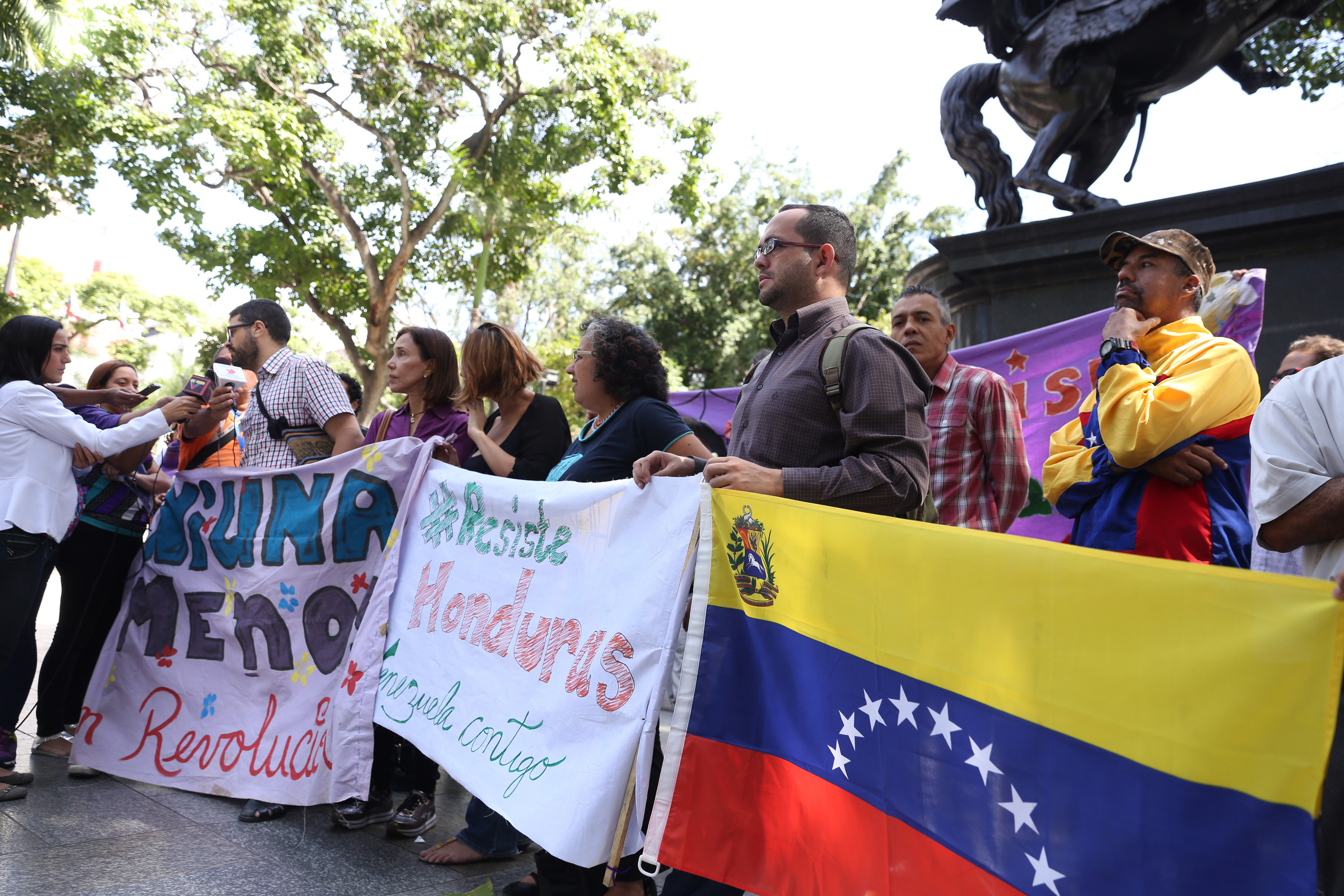 Manifestantes se concentraron este martes en la Plaza Bolívar de Caracas, Venezuela, para denunciar el silencio por la situación que se vive en Honduras.