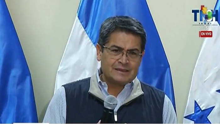 El mandatario prometió beneficios a los policías, quienes retomaron sus trabajos tras acordar que no reprimirán a los hondureños.