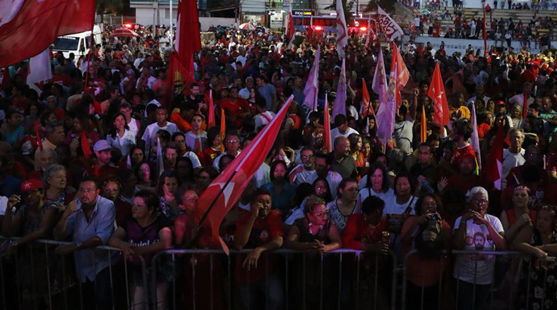 Cientos de personas se concentraron este miércoles en la plaza central de Maricá para recibir a Lula.