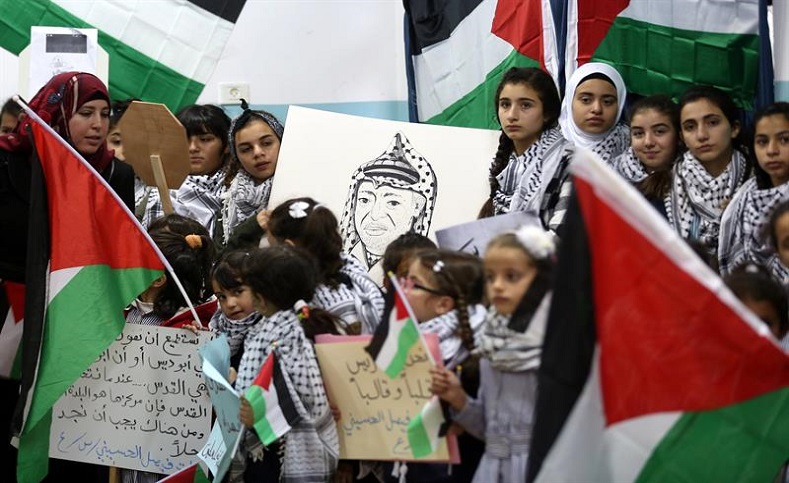 Cientos de niños palestinos también se manifestaron en contra de la decisión de Trump que aumenta la tensión del conflicto palestino-israelí y puede significar el recrudecimiento de los grupos militares de Israel.