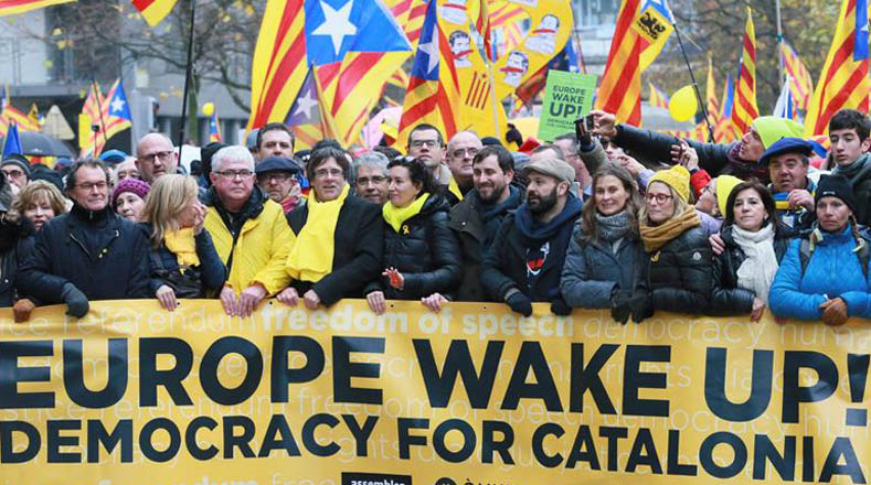 En la manifestación se encuentra el expresidente de Cataluña Carles Puigdemont y la secretaria general de Esquerra Republicana de Catalunya (ERC), Marta Rovira.