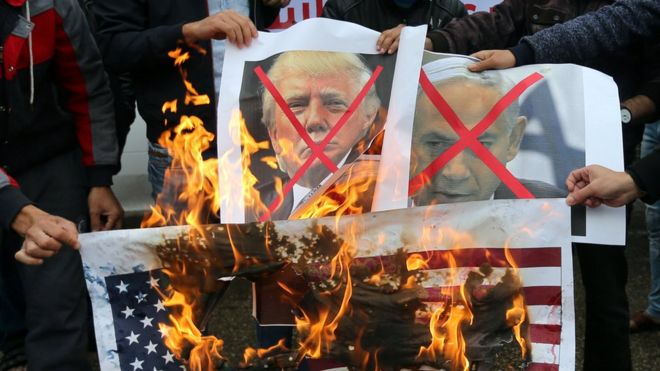 Manifestantes palestinos condenan la intención de Estados Unidos de reconocer a Jerusalén como la capital de Israel