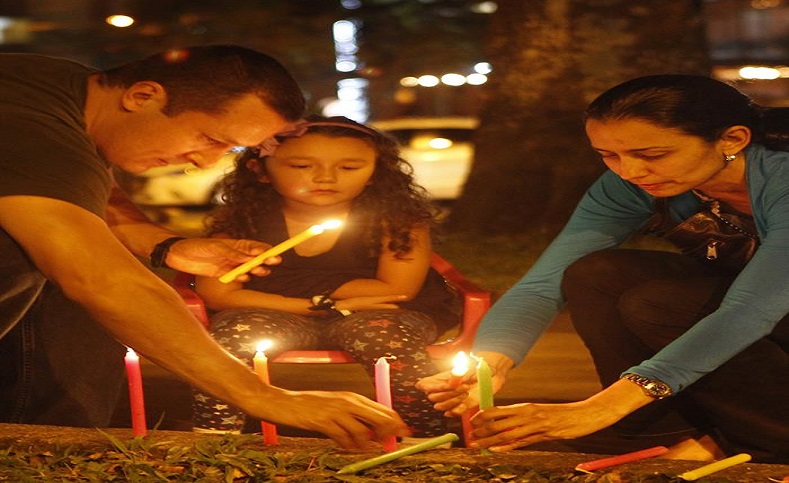 Durante la celebración miles de colombianos encienden velas, faroles y adornan con banderas blancas las casas, calles y rincones de todo el país como parte de una tradición cristiana.