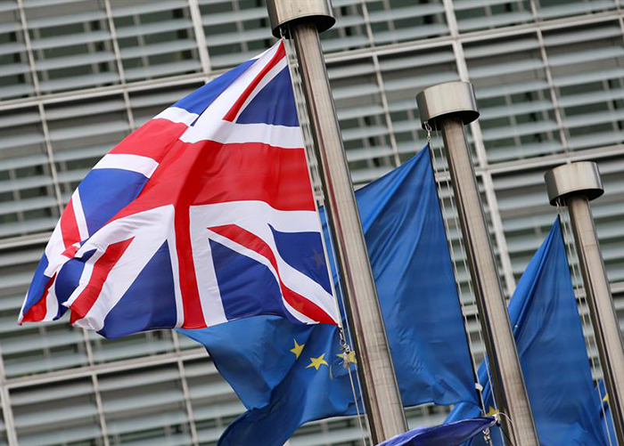 La separación del Reino Unido de la Unión Europea establece una serie de condiciones que favorecen a los empresarios y viola los derechos de los irlandeses.
