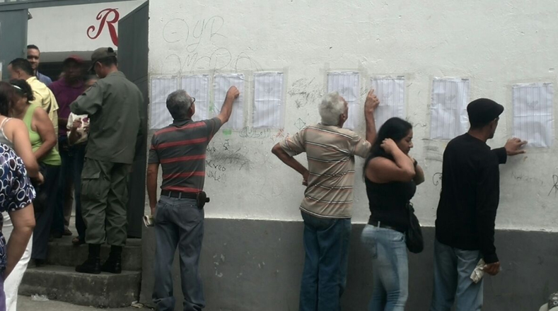 Venezolanos participan en las terceras elecciones de este 2017