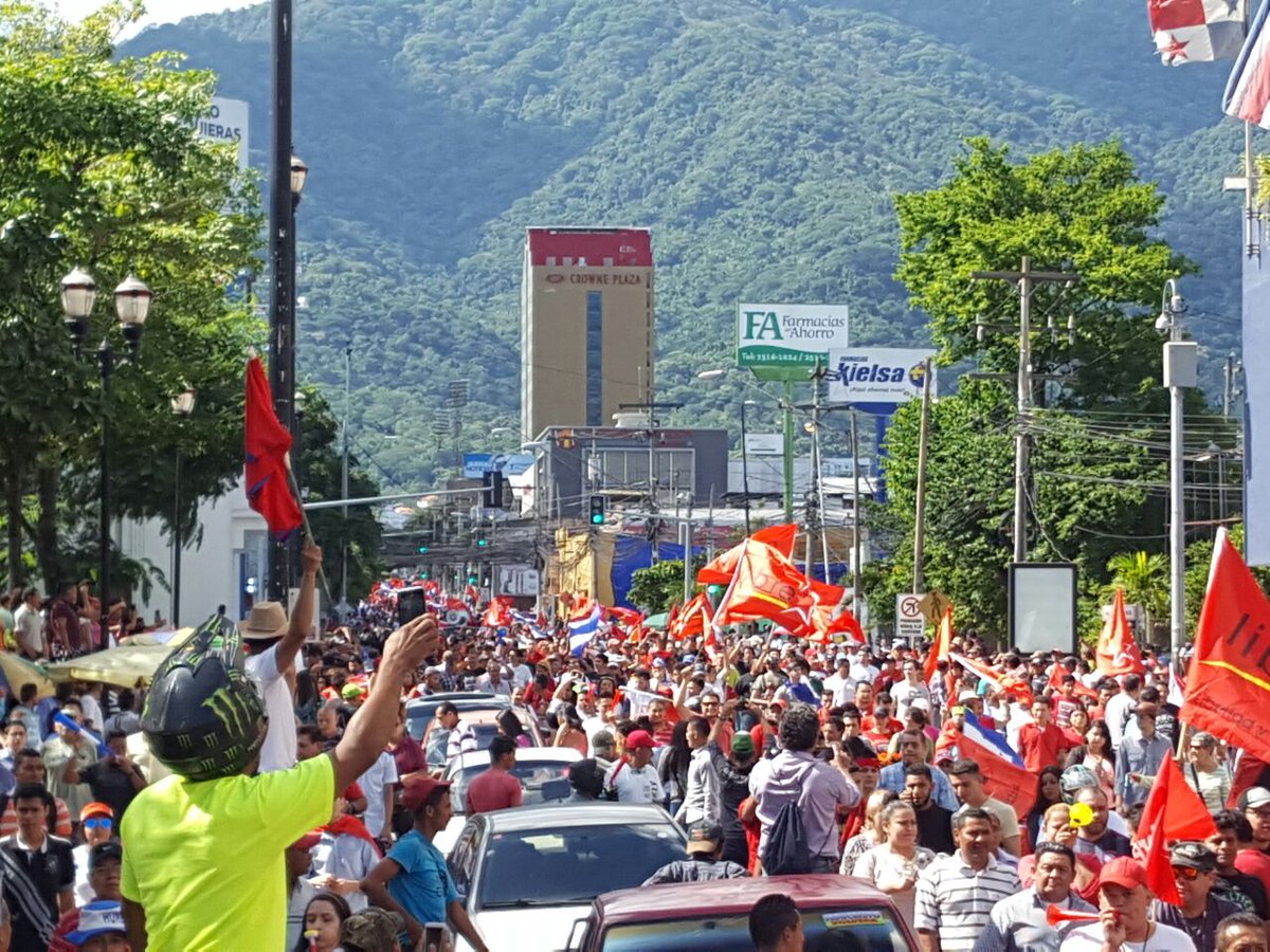 Miles de hondureños continúan denunciando un fraude.
