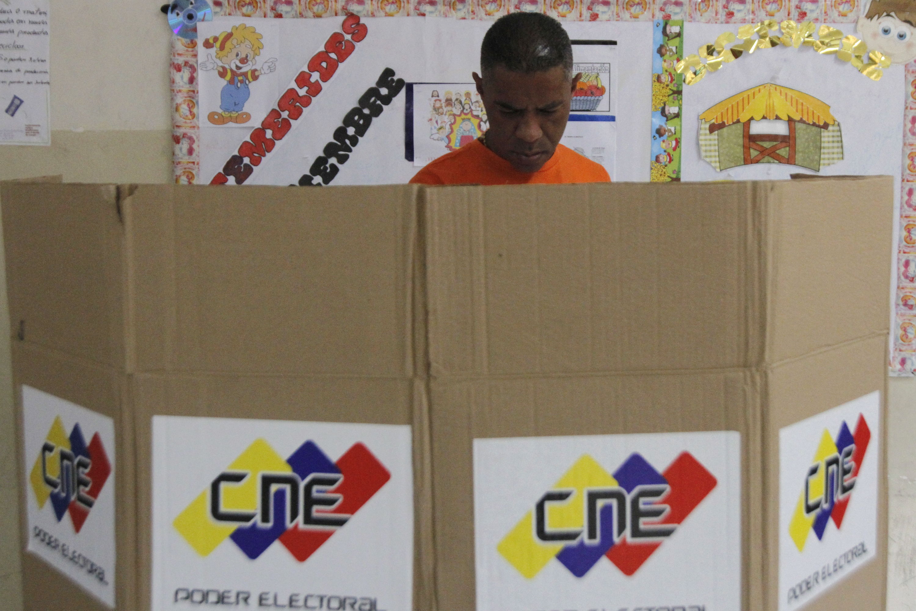 Los venezolanos participan en elecciones municipales.