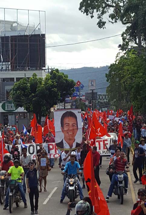 Los hondureños denuncian el presunto fraude contra el candidato presidencial Salvador Nasralla.
