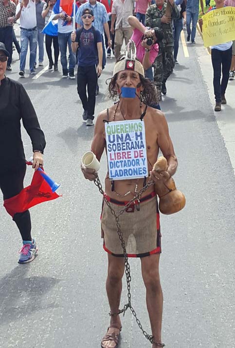 Unos de los asistentes fue vestido de indígena con una consigna que decía "Queremos una Honduras soberana libre de dictadores y ladrones".