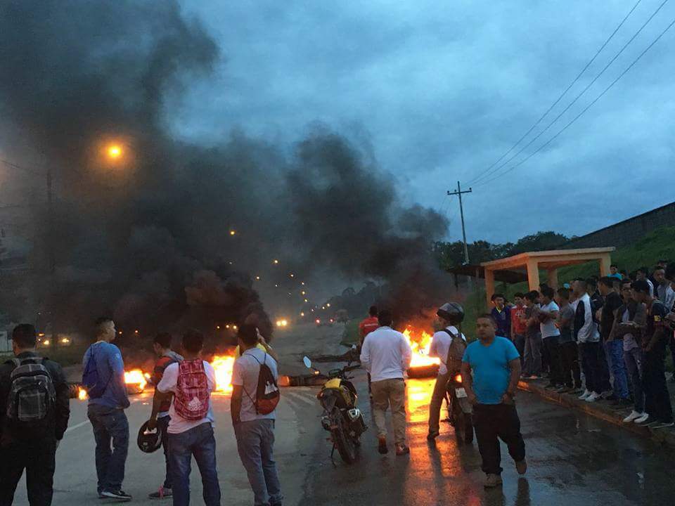 Sumado a la convocatoria de paro nacional, los hondureños tomaron las calles como medida de protesta ante el fraude electoral cometido en las pasadas elecciones.