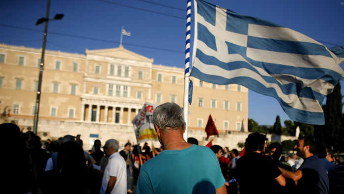 Ciudadanos griegos protestan frente al Parlamento contra recortes sociales