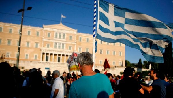 Ciudadanos griegos protestan frente al Parlamento contra recortes sociales 