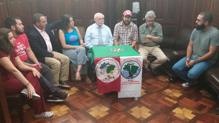 Representantes del Frente Popular Brasil y del Movimiento de los Pequeños Agricultores ofrecieron este jueves una rueda de prensa.