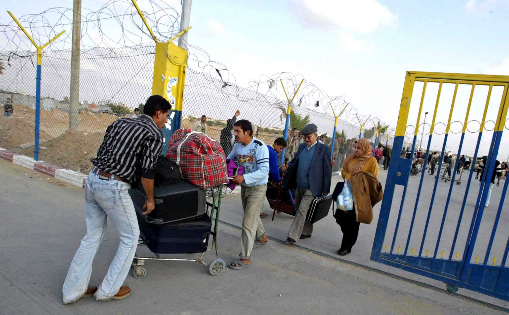 Miles de palestinos esperaban que se abriera la frontera para conseguir insumos médicos.
