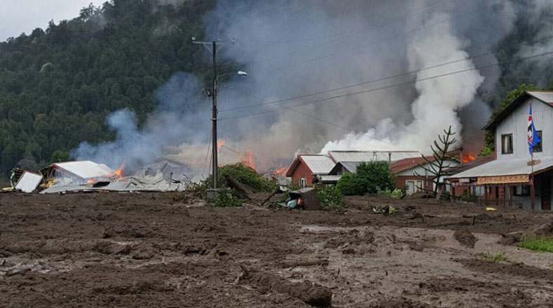 Un reporte por parte de las autoridades confirmaron un incendio a 90 kilómetros de Chaitén que causó la destrucción de ocho viviendas. El fuego ya fue controlado y fue producto del deslizamiento de tierra.