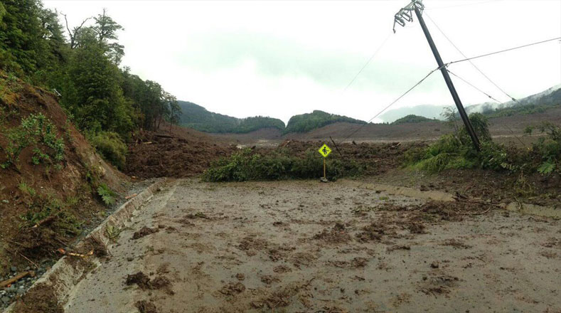 El gobernador de la región, Carlos Salas, indicó que han tenido problemas para acceder a Villa Santa Lucía ya que el deslizamiento afectó el paso. 
