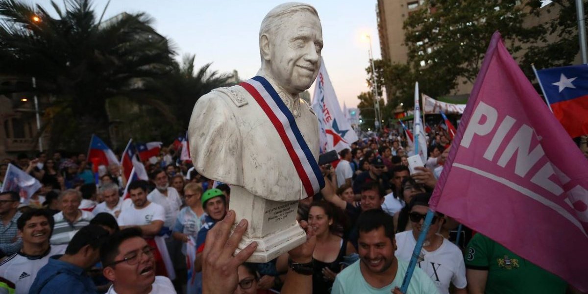 Simpatizantes de Piñera cargan el busto del dictador Augusto Pinochet