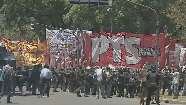 Diferentes sindicatos y partidos opositores protestan contra la reforma jubilatoria de Mauricio Macri.