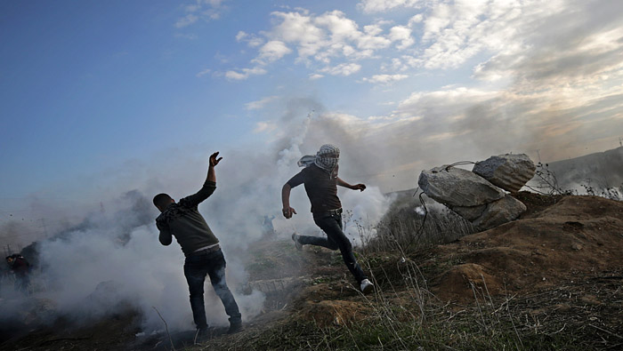 Los manifestantes sostienen enfrenamientos con las autoridades de israelíes en el territorio ocupado y llamaron a la tercera intifada.