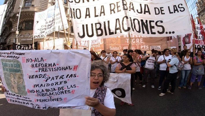 Argentinos se movilizaron hasta la Plaza del Congreso y otras ciudades del país para expresar su rechazo a la reforma con cacelorazos.