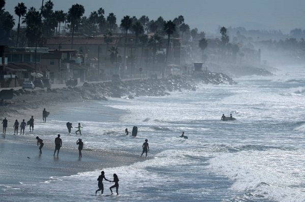People cool off at the beach during a Southern California heat wave in Oceanside, October 2017.