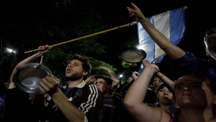 El pueblo argentino sigue sus protestas en contra del recorte de pensiones.