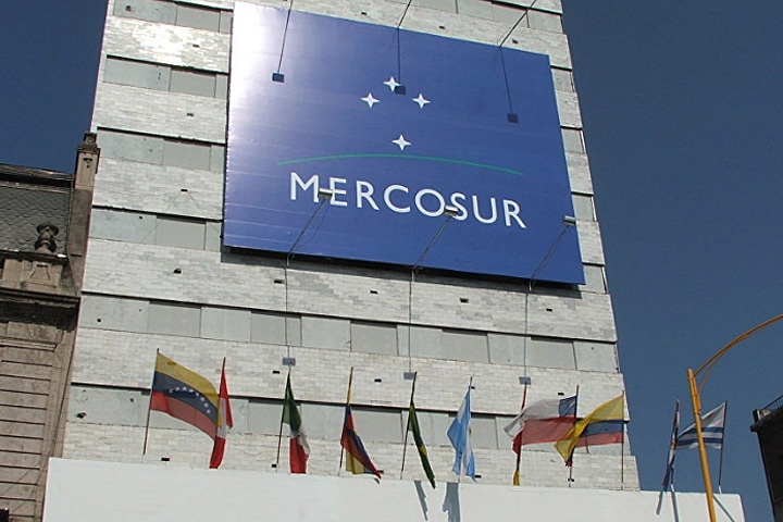 Mercosur está integrado por Argentina, Brasil, Paraguay, Uruguay y Venezuela; y tiene como países asociados a Bolivia, Chile, Colombia, Ecuador y Perú.