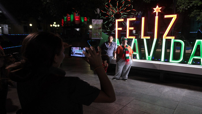 El Gobierno de Venezuela alumbra las calles de Caracas para que el pueblo celebre las navidades.