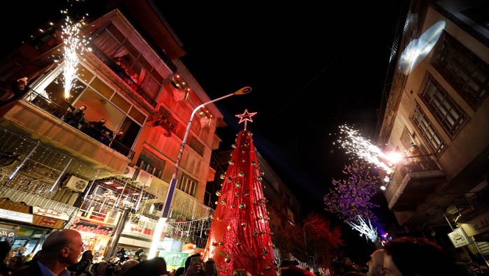 La población siria ha iniciado las festividades decembrinas con árboles gigantes e iluminados en varias ciudades del país.