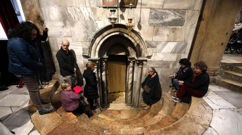 Los feligreses cristianos acudieron a la iglesia de la Natividad, construida en el lugar donde se cree que nació Jesucristo en Belén, Cisjornadia.